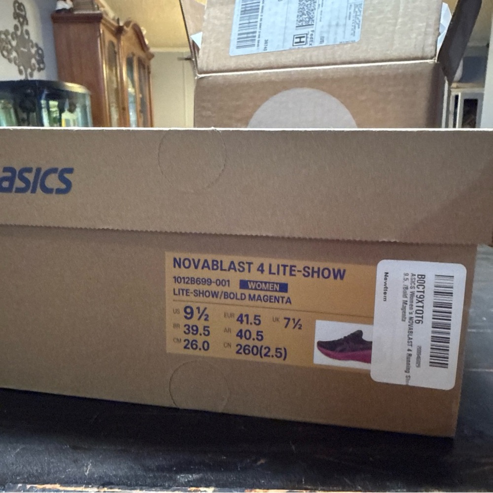 Asics Novablast 4 Lite-Show in Bold Magenta